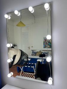 巴勒莫Via Zara的镜子反射着一间房间,里面配有椅子和桌子