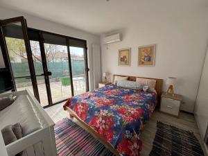 卡赞勒克Large Guest House Apartment with Parking and Patio Garden, Near City Center & Kazanlak Stadium的一间卧室配有一张带花卉床罩的床