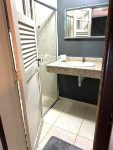 布希奥斯Shanti Life的一间带水槽和镜子的浴室