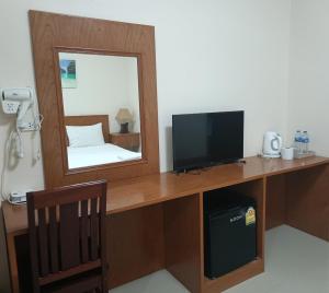 Ban Khlong HaengSj House Hotel Aonang的客房设有一张带电视和镜子的书桌