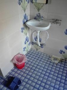 加德满都Best Hostel的一间带水槽的浴室和蓝色瓷砖地板。