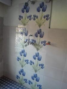 加德满都Best Hostel的墙上的蓝色花卉壁画