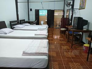 湄宏颂蚌迪楼酒店的客房设有四张床、一张书桌和一台电视。