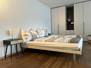 兰达Studio Haus Castello的一间卧室配有一张带床头柜和一张桌子的床