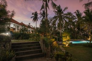 珀尼达岛De Casa Ananda Nusa Penida的一座带游泳池和度假村的别墅