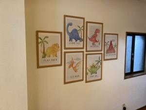 胜山市かつやま民泊きねん的墙上有四张恐龙的照片
