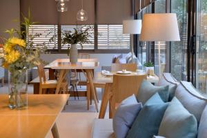 雅典Mirivili Rooms & Suites的一间带桌子的客厅和一间餐厅