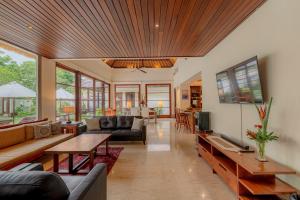 金巴兰Villa Dorado - Steps from Jimbaran Beach的客厅配有沙发和桌子