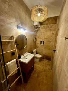 卡西斯LE PETIT PECHEUR DE CASSIS的一间带水槽、镜子和卫生间的浴室