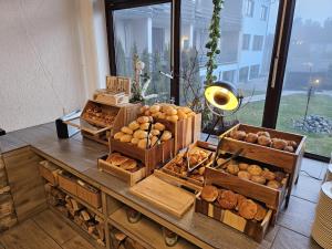 温特贝格温特贝格阿克迪弗酒店的一张桌子,上面放着许多盒子的不同类型的面包