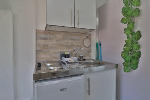 内尔斯普雷特Sleep Haven Self-Catering Accommodation - Nelspruit的厨房配有水槽和台面
