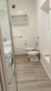 都灵Madama Suite的一间带卫生间和洗衣机的浴室