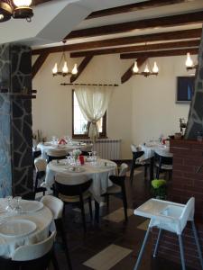 Pensiunea Taverna Bucium餐厅或其他用餐的地方