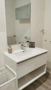 都灵Madama Suite的白色的浴室设有水槽和镜子
