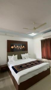 乌代浦Monkey Retreat Resort的一间卧室设有一张大床和天花板