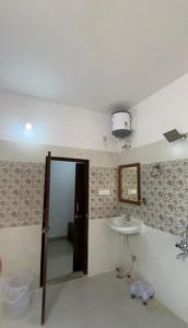 乌代浦Monkey Retreat Resort的一间带水槽、卫生间和镜子的浴室