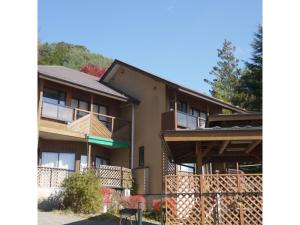 大石Lake Kawaguchi Rental Villa Tozawa Center - Vacation STAY 46833v的公寓大楼前方设有围栏