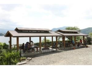 大石Lake Kawaguchi Rental Villa Tozawa Center - Vacation STAY 46680v的一群人坐在凉亭里