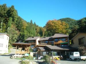 大石Lake Kawaguchi Rental Villa Tozawa Center - Vacation STAY 46845v的一座大房子,背景是一座山