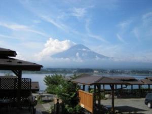 大石Lake Kawaguchi Rental Villa Tozawa Center - Vacation STAY 46845v的远处的山脉,享有水景