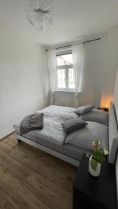 莱比锡Charmante Wohnung in der Südvorstadt的一间卧室设有一张大床和一个窗户。