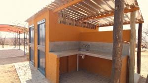 OpuwoOpuwo Country Lodge Campsite的大楼内带水槽的室外浴室