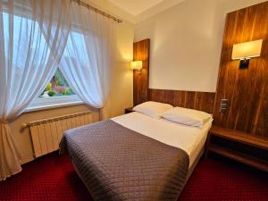比得哥什哈瓦那酒店的一间卧室设有一张大床和一个窗户。