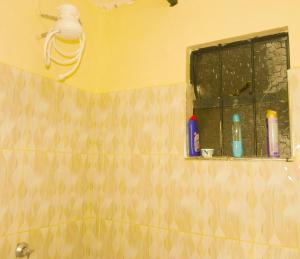 Kitengela Jack Haven Bnb的浴室设有镜子、水槽和窗户