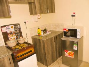 Kitengela Jack Haven Bnb的厨房配有冰箱和水槽。
