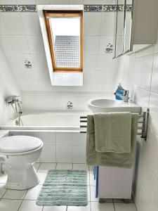 索尔陶Ferienwohnung Paulita的白色的浴室设有水槽和卫生间。