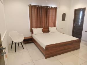 印多尔Vaatsaly Rooms的一间卧室配有一张床和一把椅子