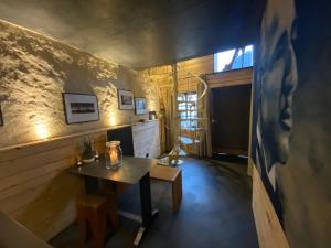 博福特Tailor's Trail gîte d'adventure Beaufort Mullerthal的一间设有小桌子的房间和一间带窗户的房间