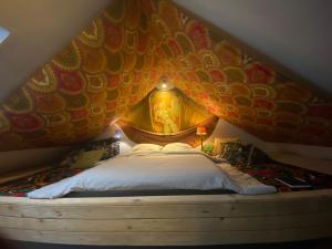 博福特Tailor's Trail gîte d'adventure Beaufort Mullerthal的一间卧室配有一张带鱼墙的床