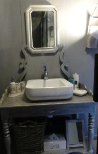 弗罗夏佩勒Suite romance的浴室设有白色水槽和镜子