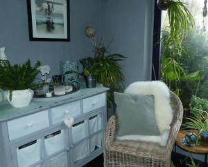 弗罗夏佩勒Suite romance的一间设有梳妆台和植物椅子的房间
