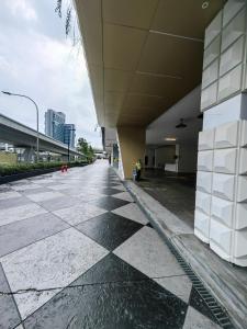 吉隆坡Arte Cheras Duplex Suites的大楼前空的街道