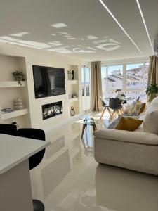 贝纳尔马德纳Luxury Bonanza的带沙发和电视的客厅