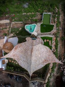 珀尼达岛Camanta Penida - Adult Only的伞屋建筑的空中景观
