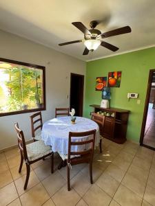 圣克鲁斯Hermosa casa amplia en zona residencial的一间带桌子和吊扇的用餐室