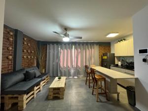 卡利Apartamentos Area Medica Imbanaco的客厅配有沙发和桌子