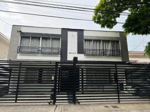 卡利Apartamentos Area Medica Imbanaco的前面有黑色围栏的建筑
