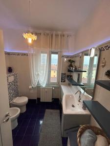 韦尔巴尼亚Lakehouse Enjoy的一间带卫生间和水槽的浴室