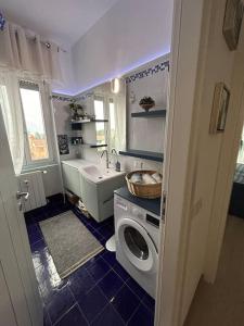韦尔巴尼亚Lakehouse Enjoy的一间带水槽和洗衣机的浴室