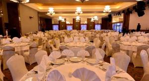 埃拉泽Windyhill Hotel的一个带白色桌椅的大型宴会厅