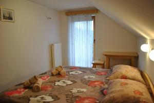 LjubnoTourist Farm Kladje的一间卧室配有一张床铺,床上有毯子
