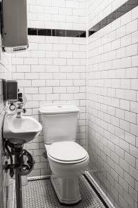 悉尼Darlo Bar Darlinghurst的白色的浴室设有卫生间和水槽。