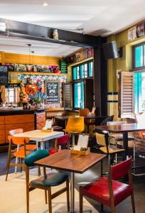 悉尼Darlo Bar Darlinghurst的一间带桌椅和柜台的餐厅