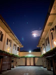 马尼拉Asiatel Airport Hotel的夜间在建筑物上满月