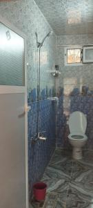 KetamaWelkom ketama bro hotil hassan的一间带卫生间和淋浴的浴室