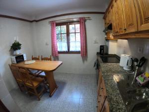 拉克鲁斯Big Room at Villa Lila的一个带木桌和窗户的小厨房